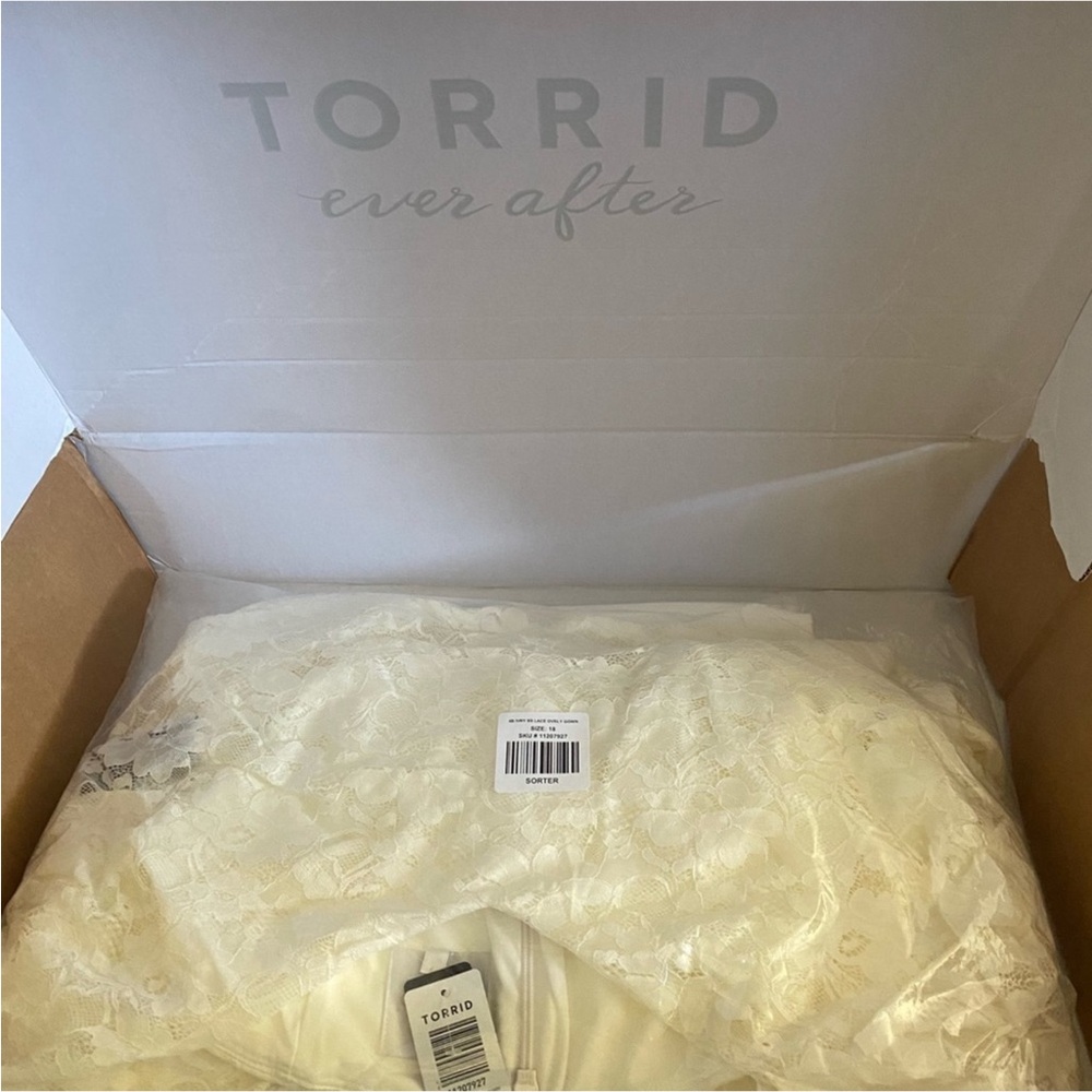 Wedding dress size 14 Torrid NWT. Off white lace. - Picture 9 of 10